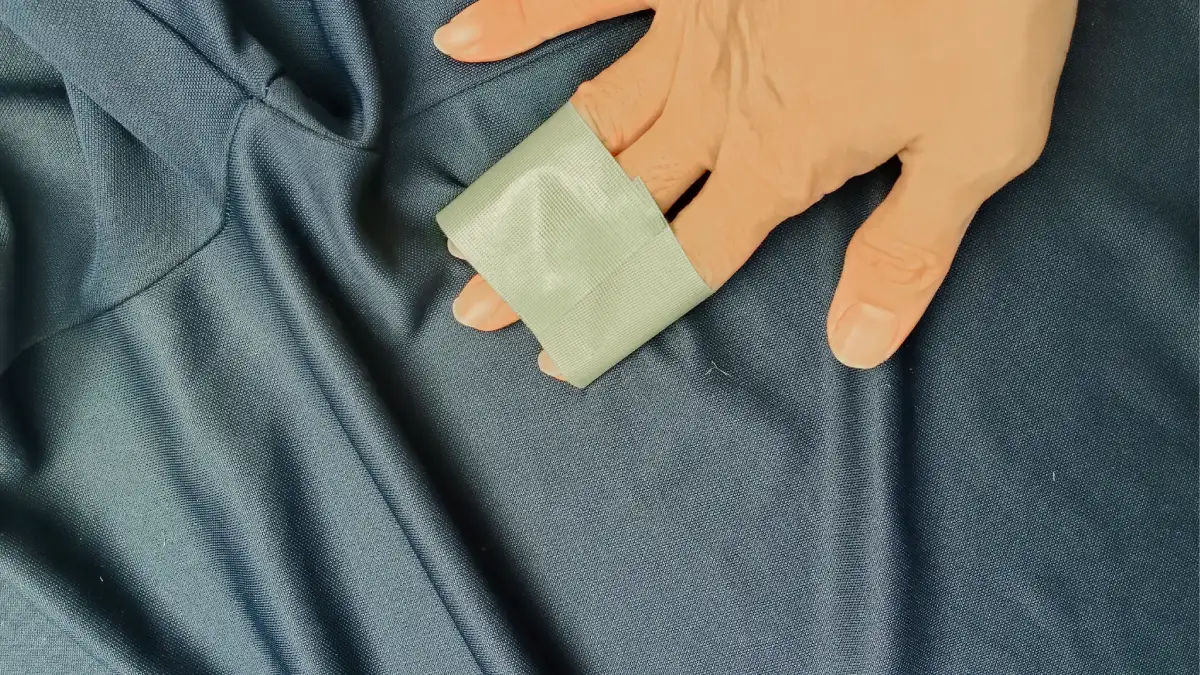 養生テープを輪っかにしてGK練習着の人工芝を取る写真