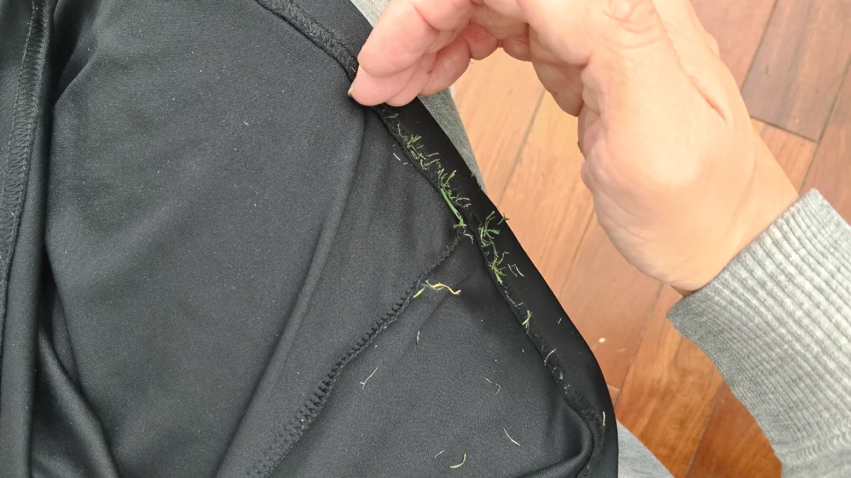【途中２】練習着上の縫い目の人工芝を爪でひっかいて取る